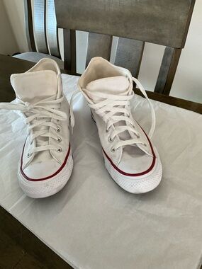 Converse Chuck Taylor All Star High Tops White Size women’s 7. Slightly used